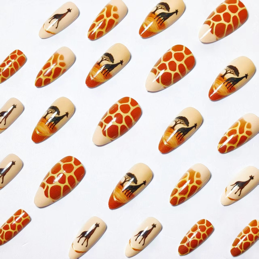 Nail art with animal motif and giraffe design Kalsten