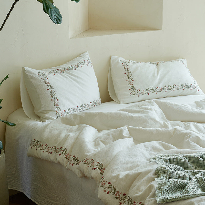 Bedding set made of lightweight cotton muslin with hand-stitched floral border