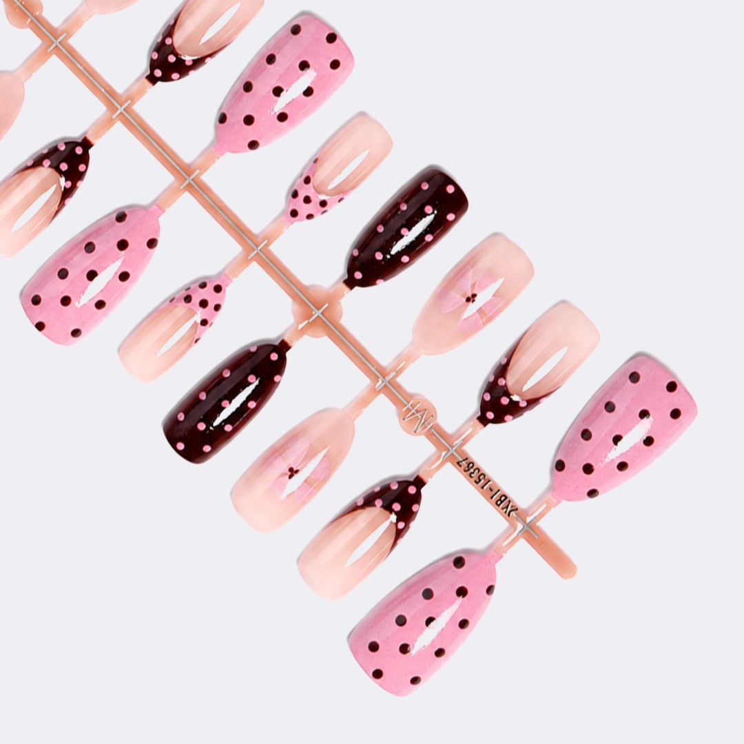 Artificial nail set with playful dots and floral accents Kalsten