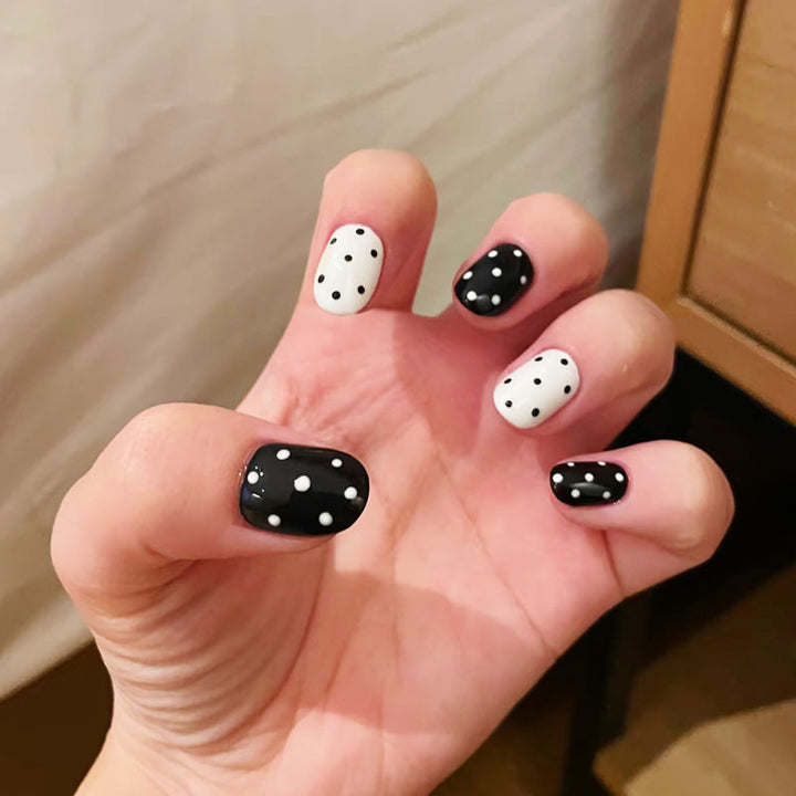 Artistic Cat-Themed Press-On Nail Art Set Kalsten