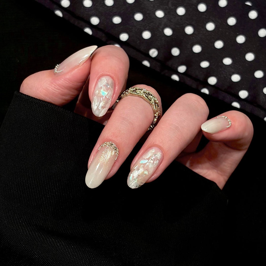 Artificial nails with shimmering accents and elegant applications Kalsten