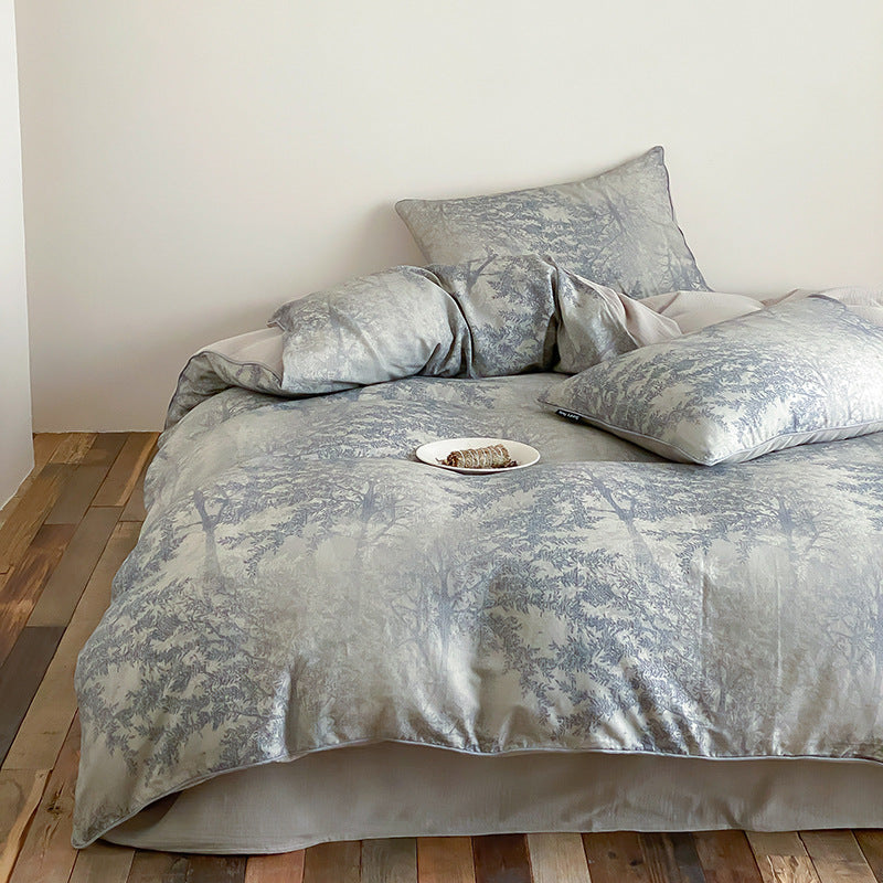 Bed linen set made of cotton satin with delicate branch and leaf print