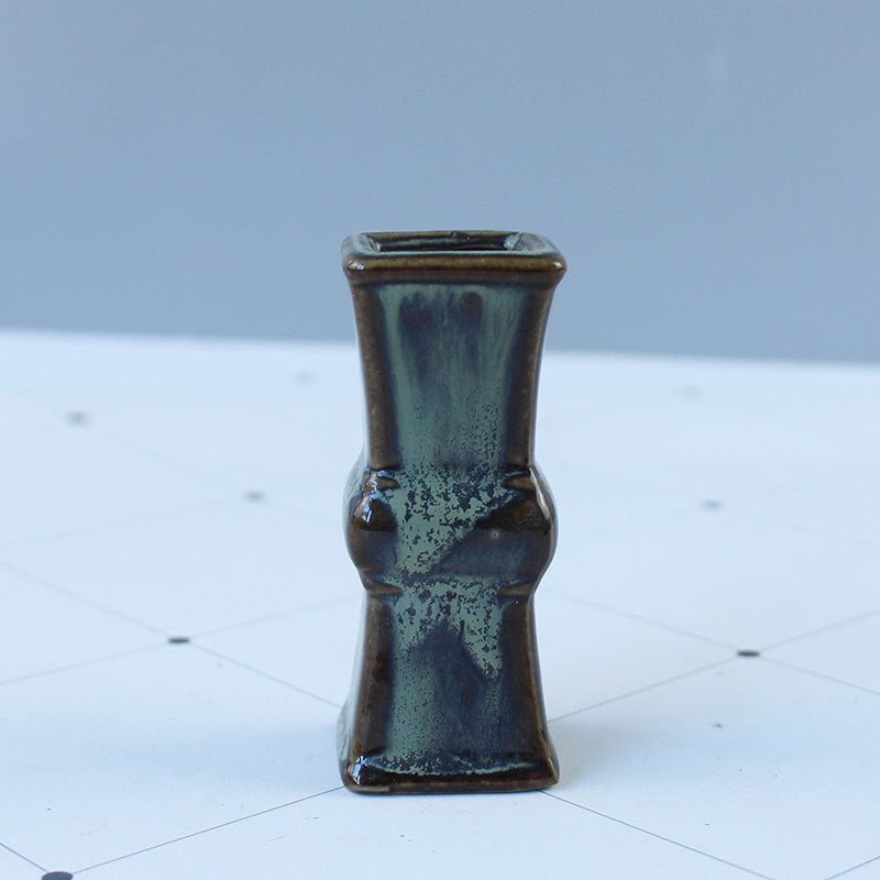 Elegant ceramic vase with artistic design Kalsten