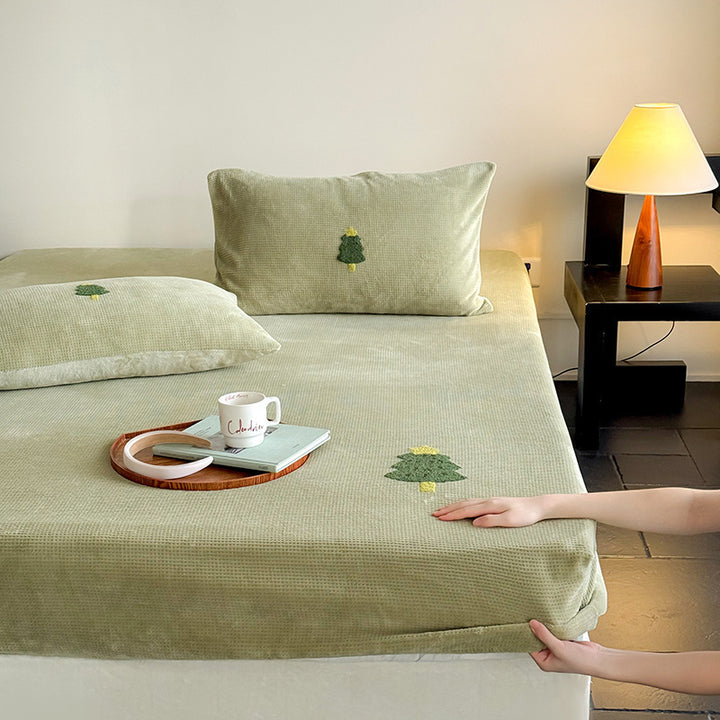 Ribbed fitted sheet set with embroidered Christmas tree applications