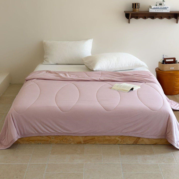 Light quilted summer blanket made of microfibre with breathable climate filling