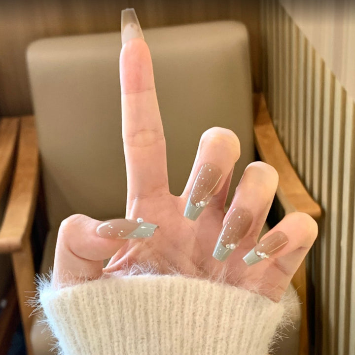 Playful art nails with shimmering designs and 3D applications Kalsten