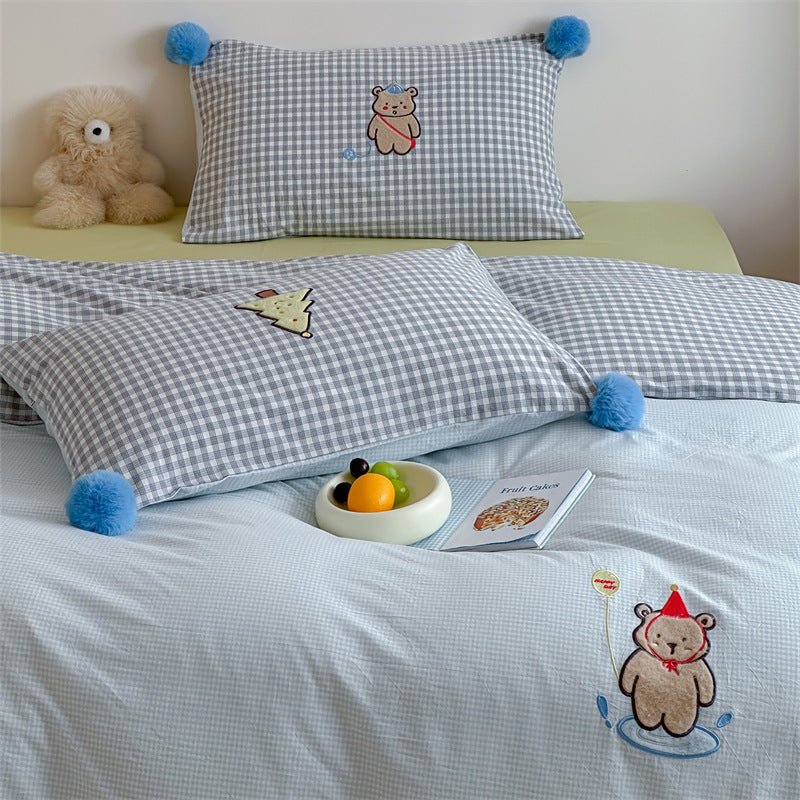 Children's bedding set made of cotton satin with 3D teddy appliqués and pom-pom corners