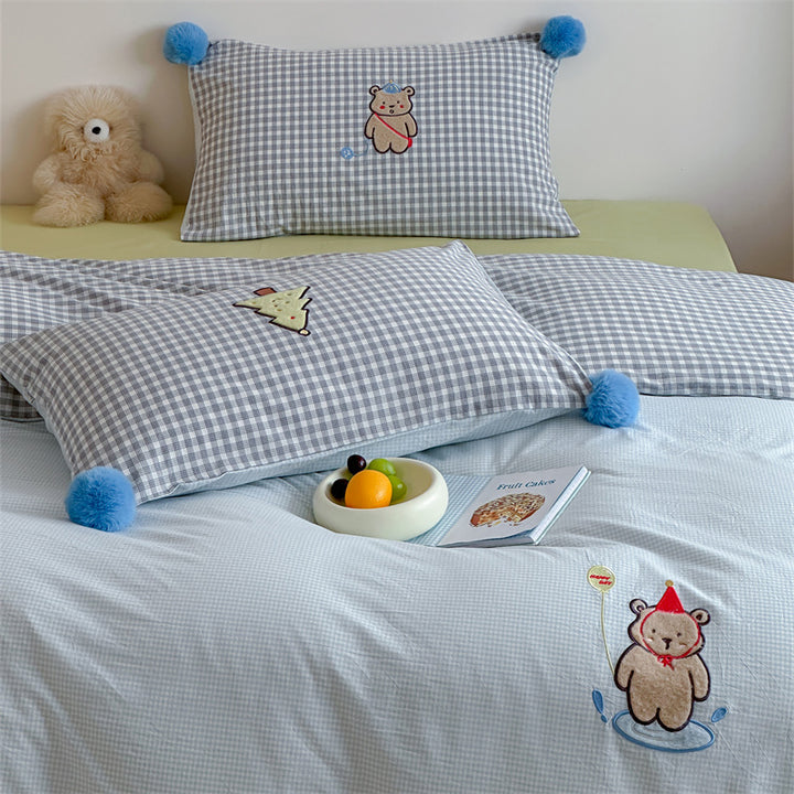 Children's bedding set made of cotton satin with 3D teddy appliqués and pom-pom corners