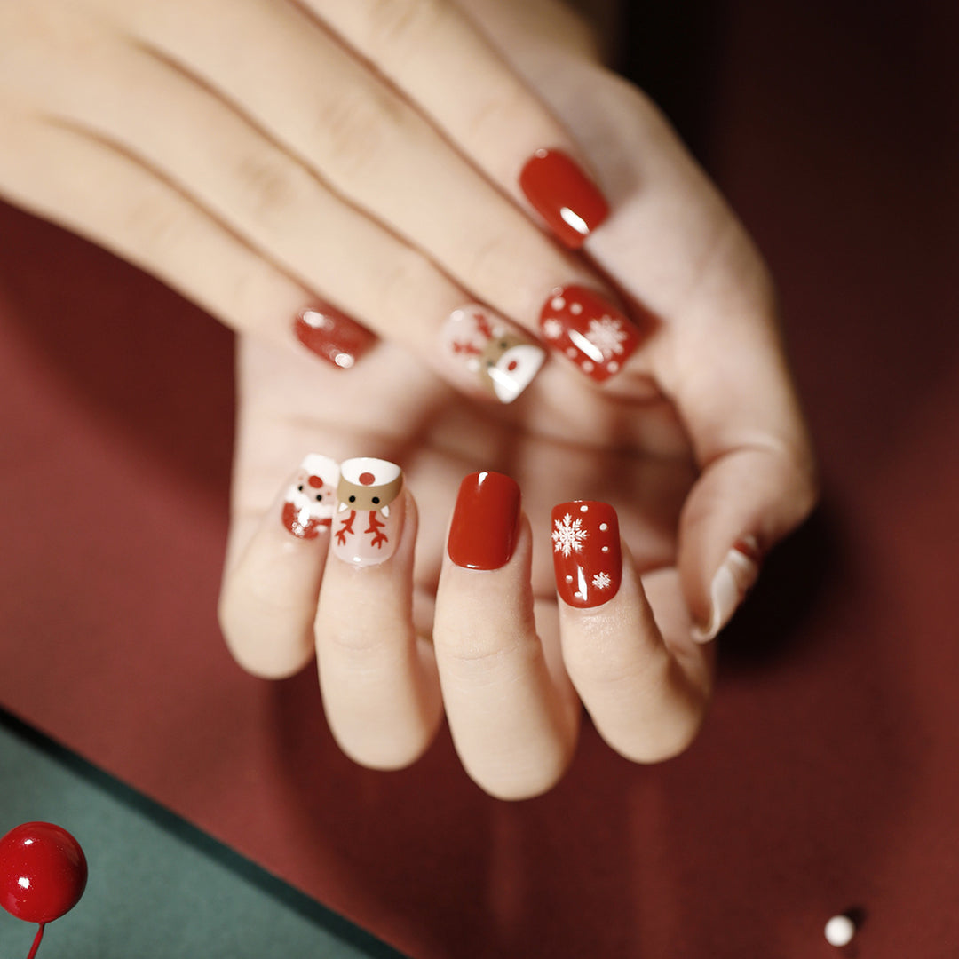 Elegant artificial nails with golden accents and floral design Kalsten