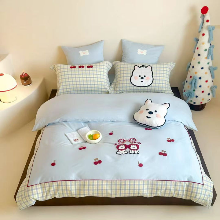 Children's bedding set with appliquéd winter figures and checkered ruffle