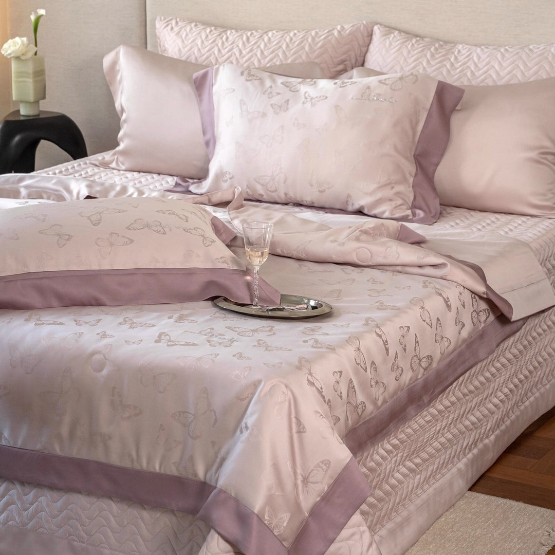 Luxurious quilt bedding set made of satin with embossed wave relief and satin border