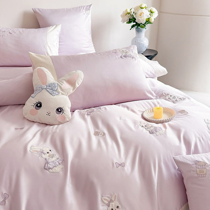 Cuddly bed linen set for children with embroidered bunny motifs and plush pillow