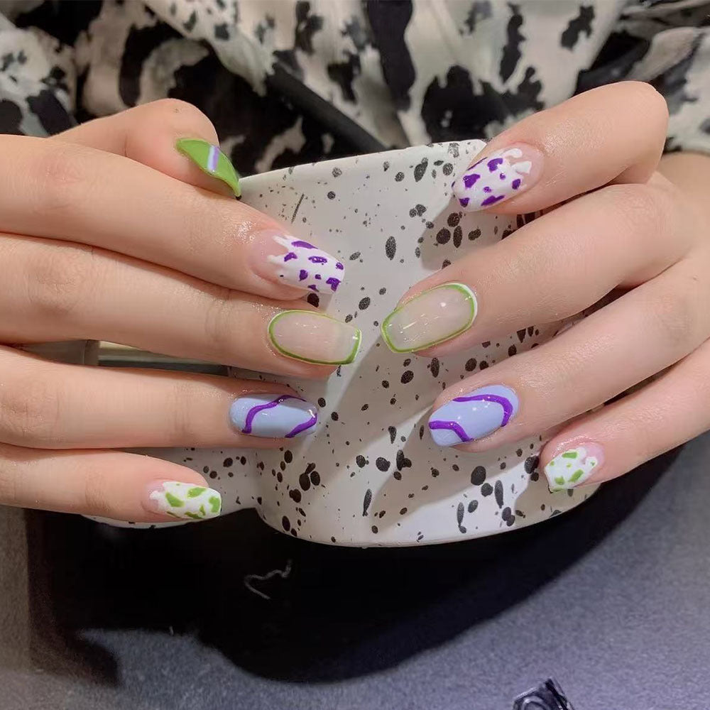 Artificial Nails in Modern Design with Graphic Patterns Kalsten
