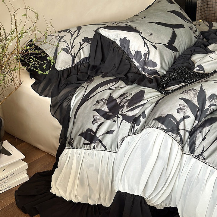 Romantic bedding set with gathered frill, chiffon ruffle hem and large floral print