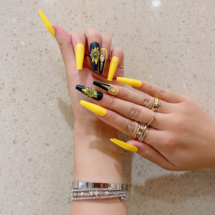 Artificial nail set with glamorous 3D decorations and detailed flower illustration Kalsten