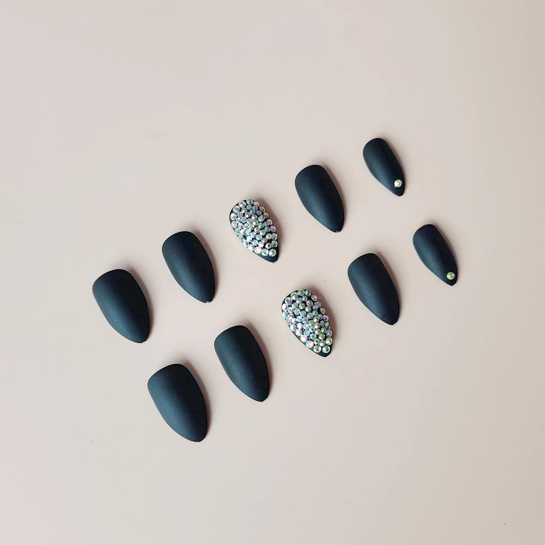 Artificial nail set with matte finish and sparkling accents Kalsten
