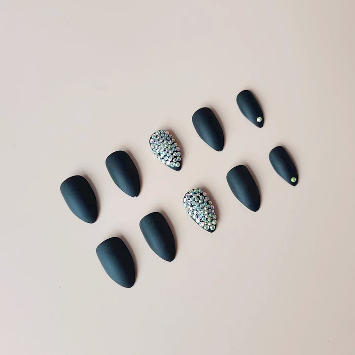 Artificial nail set with matte finish and sparkling accents Kalsten