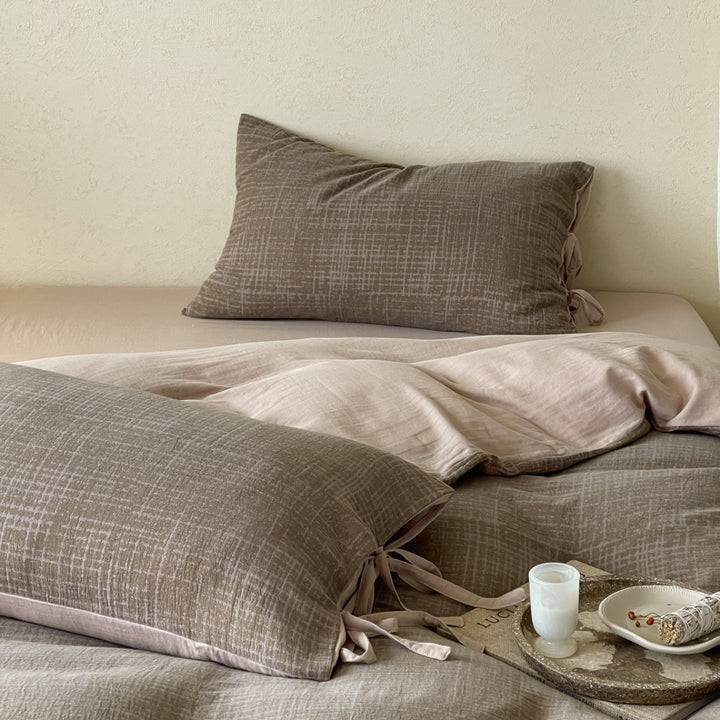 Reversible bedding set made of cotton satin with textured cross pattern and pillowcases with ties