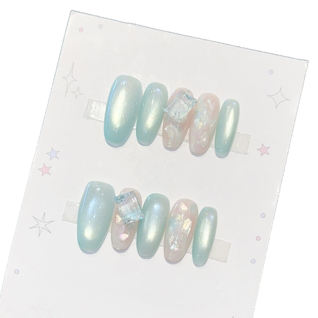 Glamorous artificial nails with shimmering accents Kalsten