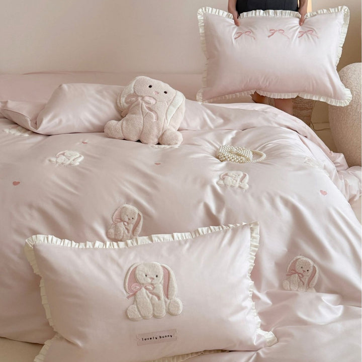 Luxurious cotton satin bedding set with embroidered bunnies and ruffled pillow Kalsten