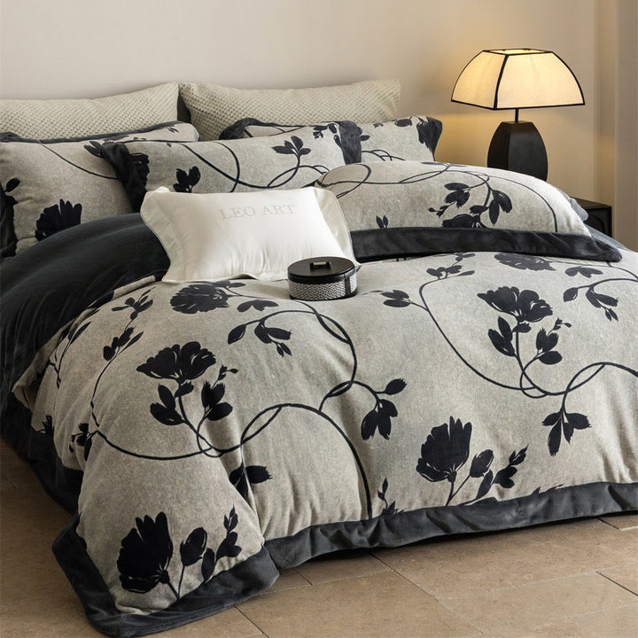 Luxurious reversible bedding set with velvety edging and abstract Ikat pattern