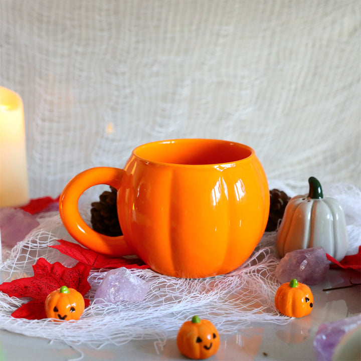 Ceramic mug with ergonomic handle and ribbed balloon shape