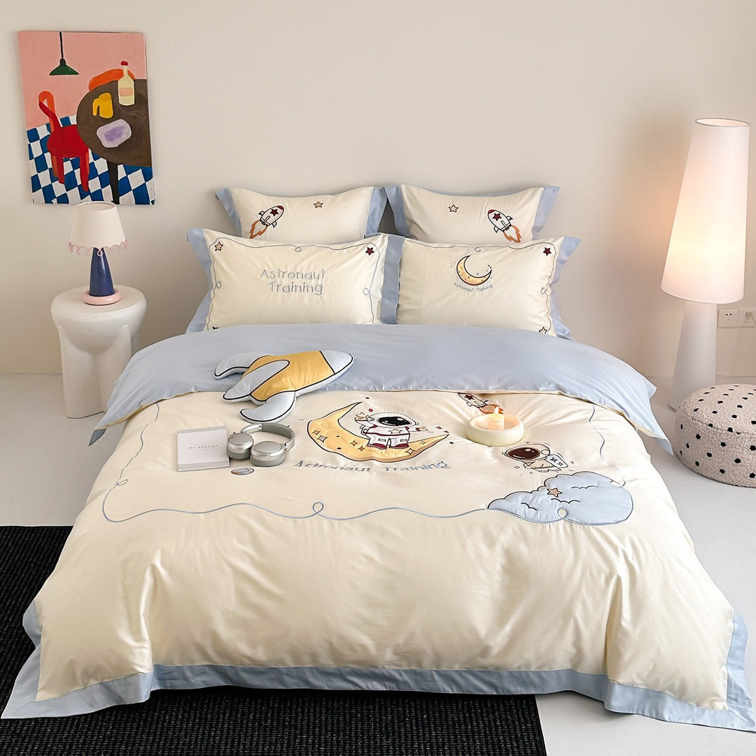 Children's bedding set with astronaut motif and soft cotton satin