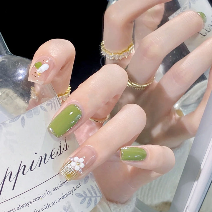 Artificial nail set with elegant handcrafted designs Kalsten