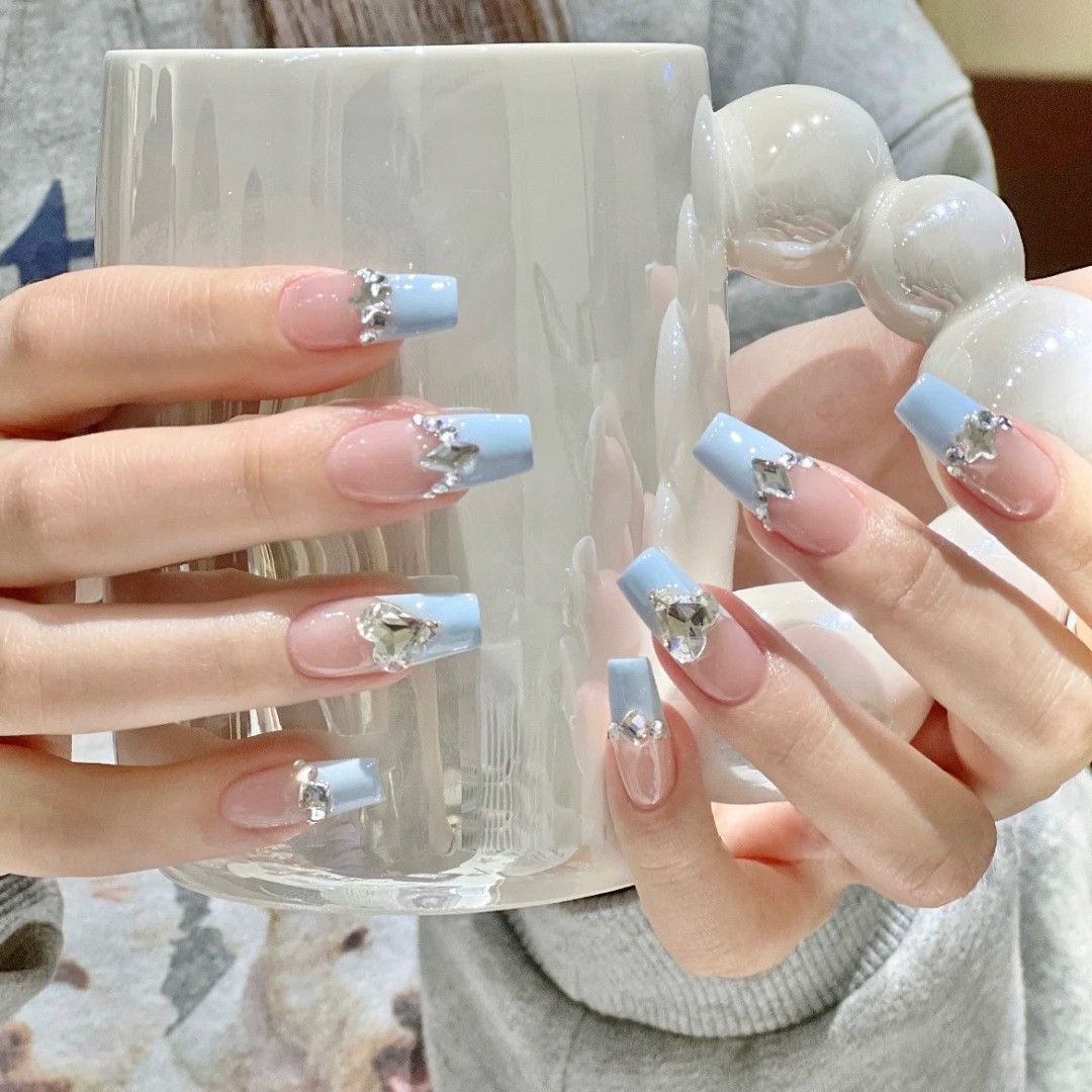 Elegant Rhinestone-Embellished Nail Art Kalsten