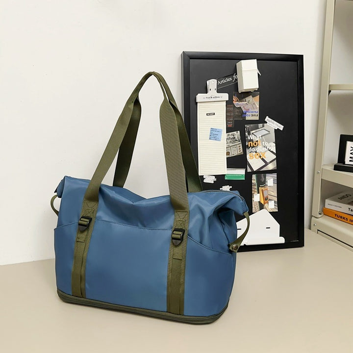 Sporty shoulder bag with water-repellent material and sturdy carrying handles Kalsten
