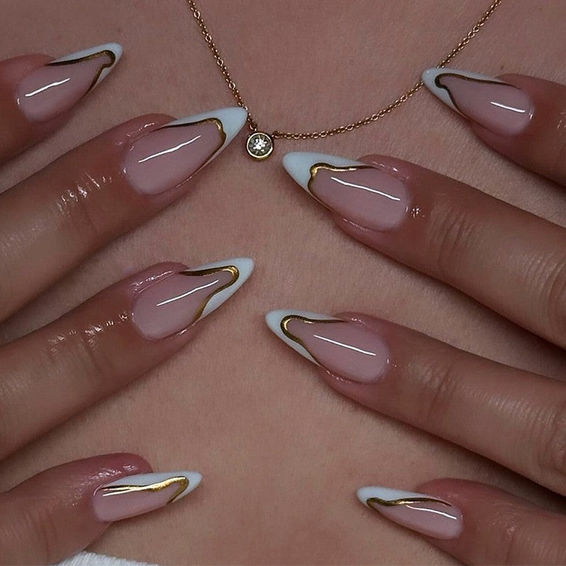 Artifical nail set with elegant gold trim and delicate pink Kalsten