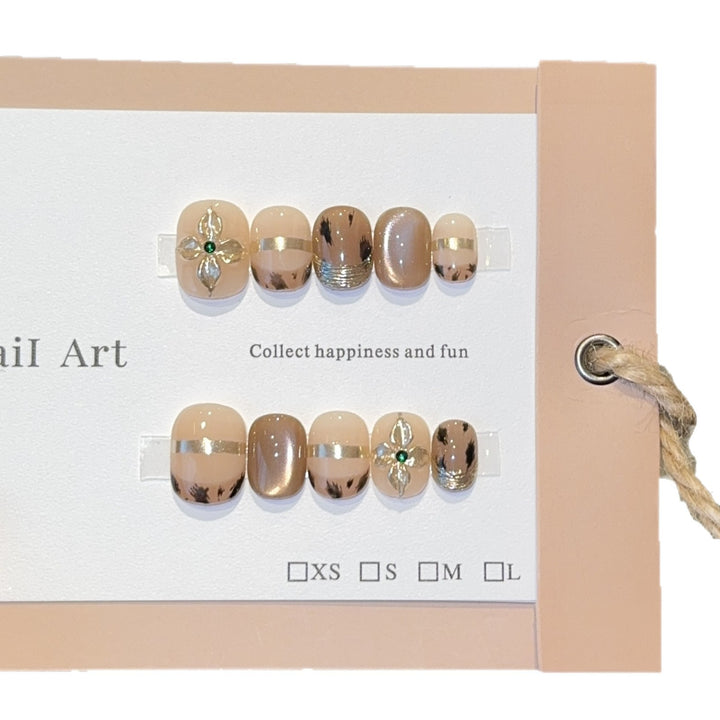 Artificial nails with elegant gold embellishments Kalsten