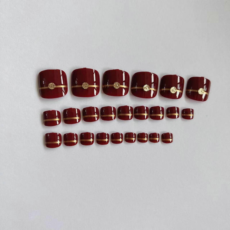 Artificial toenails with elegant gold embellishments Kalsten