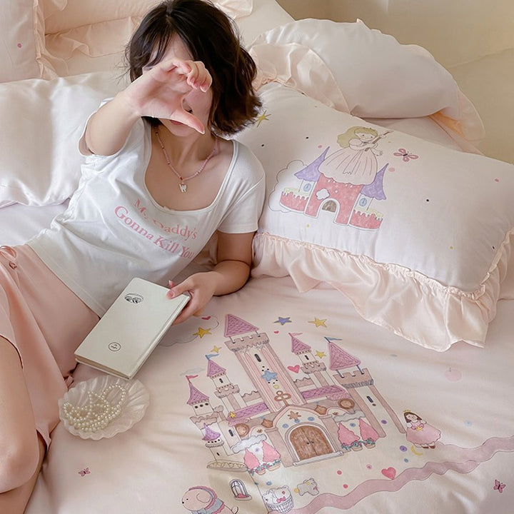Children's bedding set with illustrative castle and princess print, ruffled pillow and soft cotton blend