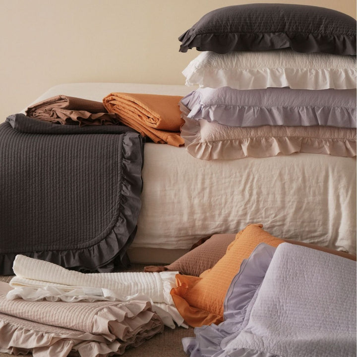 Bedding set made of stonewashed cotton with ruffled pillow and quilted bedspread