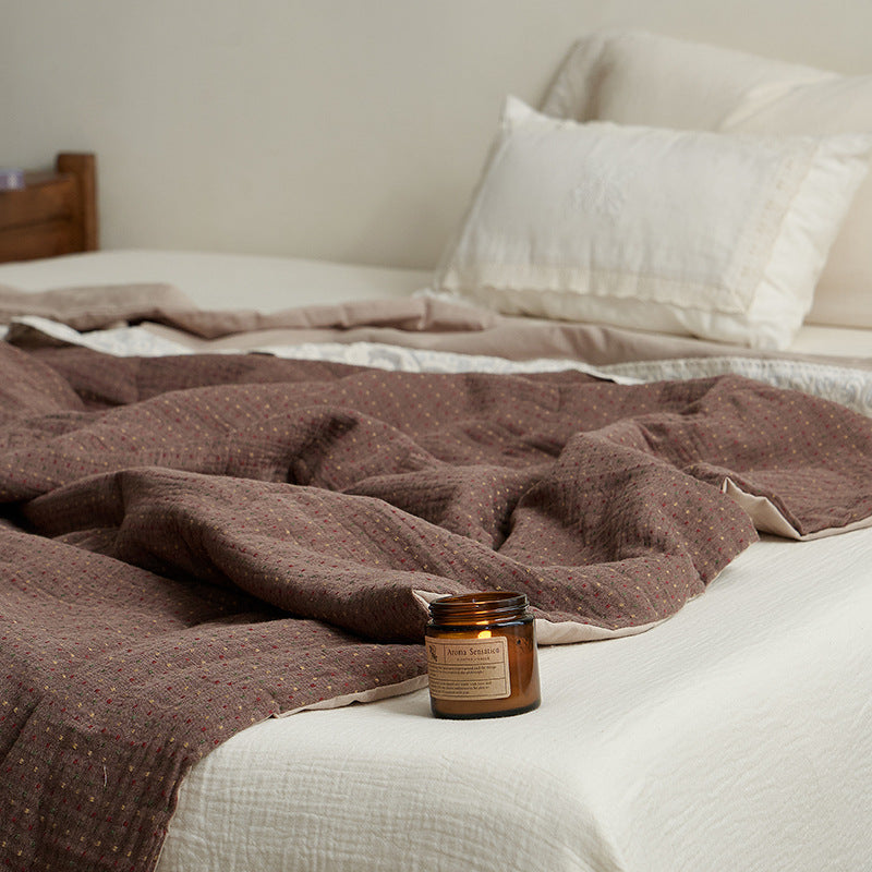 Light quilted cotton quilt with textured surface