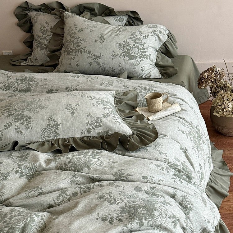 Romantic duvet cover set with jacquard flower pattern and ruffle edges