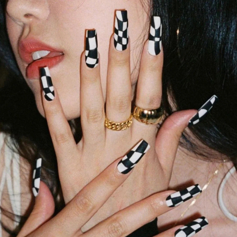 Nail set with stylish checkerboard pattern Kalsten