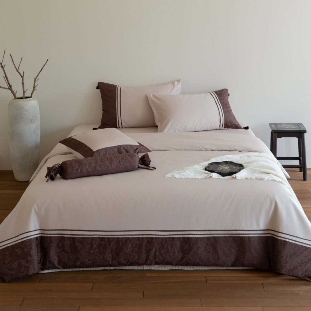 Bedding set made of cotton satin with decorative hem and decorative pillow