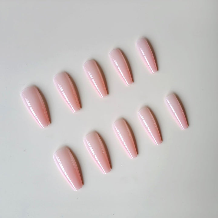 Art nails with elegant high-gloss finish Kalsten