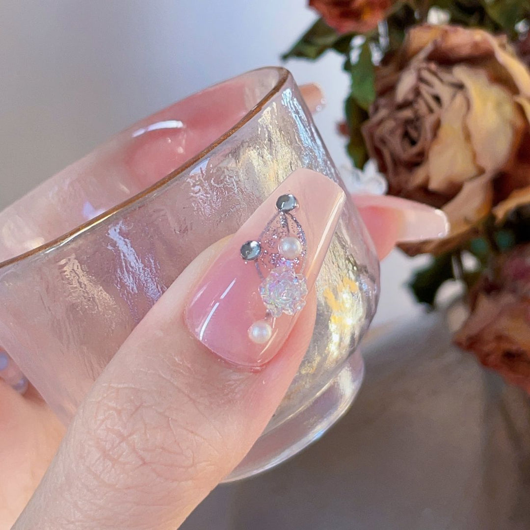 Artificial nails with glamorous pearl and glitter design Kalsten