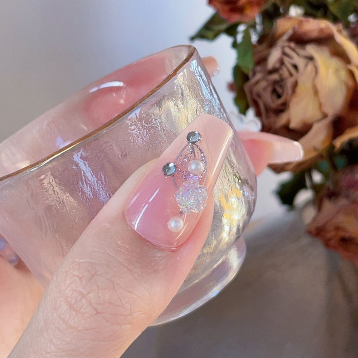 Artificial nails with glamorous pearl and glitter design Kalsten