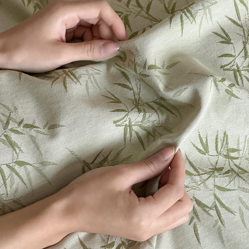 Reversible bedding set made of cotton satin with a fine bamboo leaf print