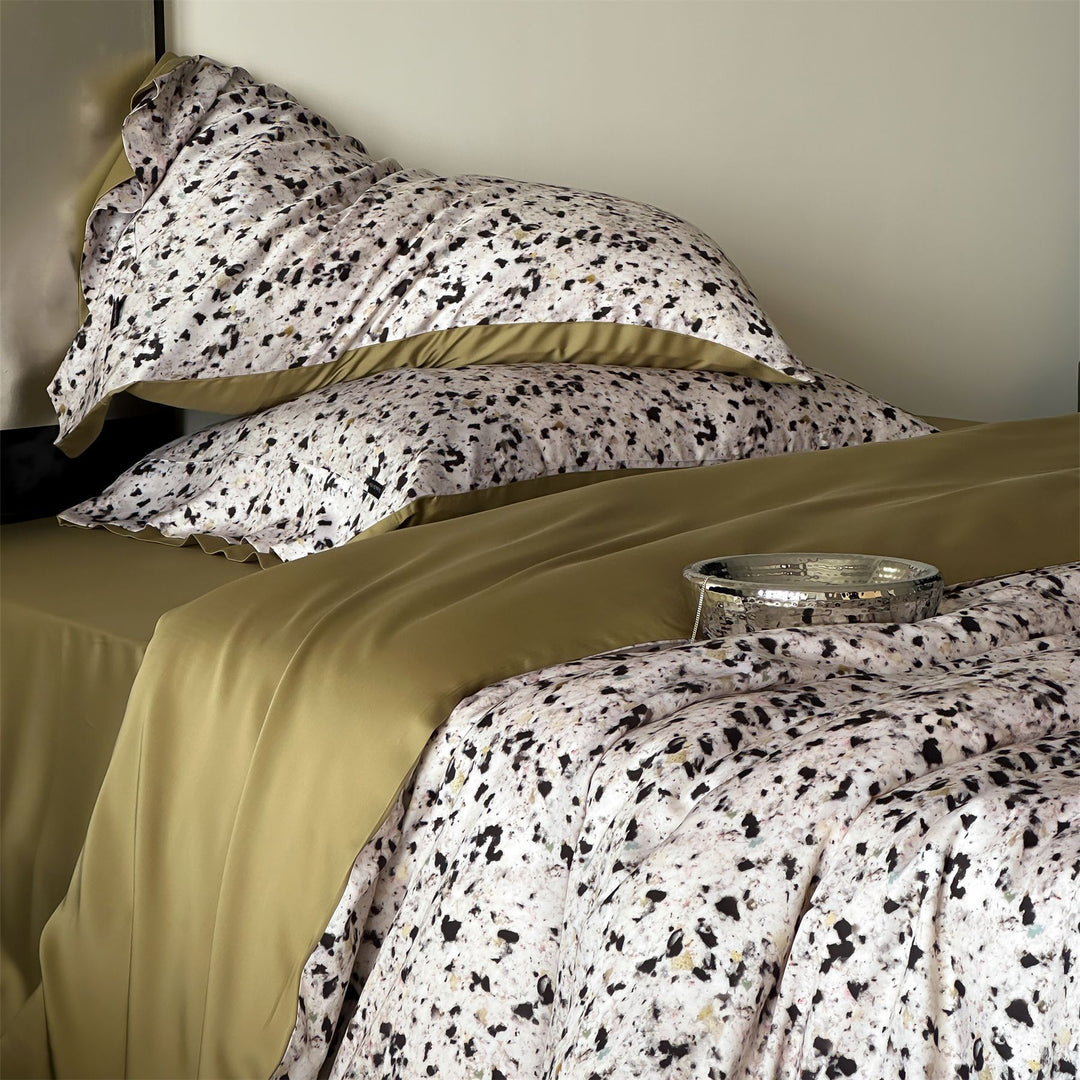 Satin bedding set with marble print, extra-fine satin and hotel closure