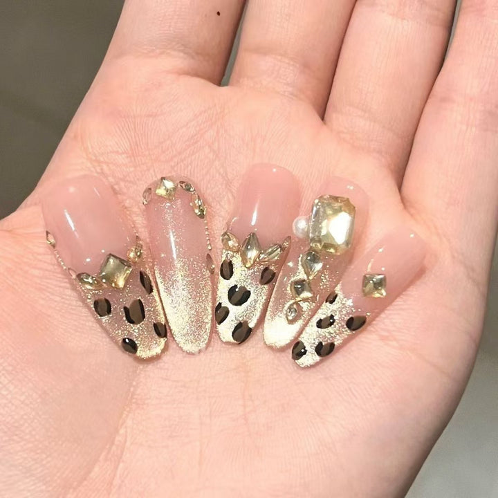 Glamorous artificial nails with elegant glitter accents and leopard details Kalsten