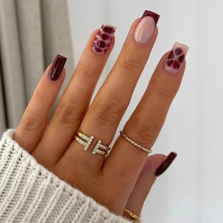 Artificial nail set with elegant geometric designs and accentuating rhinestone details Kalsten