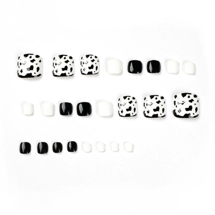 Artful toenail extensions with modern animal pattern Kalsten