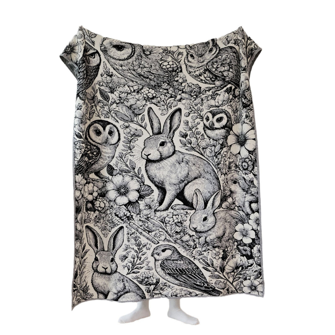 Cozy throw blanket with detailed jacquard animal motif