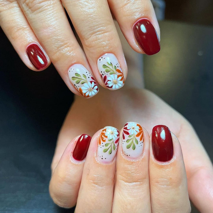Holiday-Themed Press-On Nail Art Kalsten