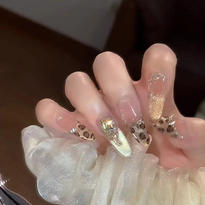 Glamorous artificial nails with elegant glitter accents and leopard details Kalsten